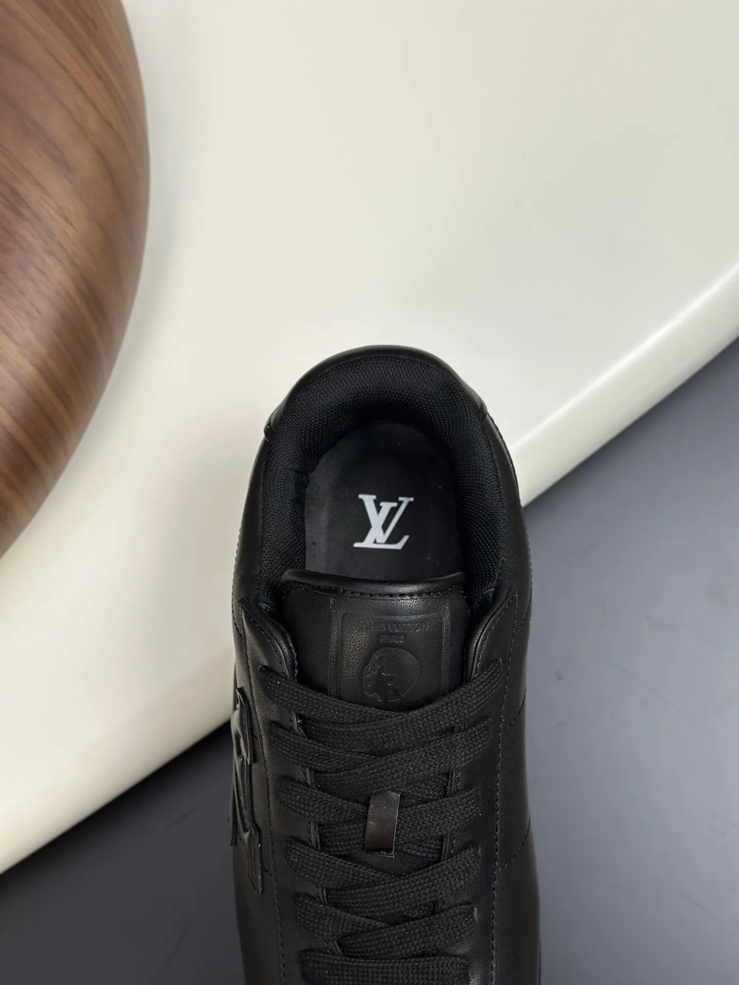 Factory direct sale ¥700💰Full set of packaging💰Top version LV-Louis Vuitton-Classic catwalk new style 1:1 developed replica of the original version! ! The upper foot is very comfortable. It is made of luxurious materials and fine workmanship. The midsole is printed with English letters "Made in Europe". The upper is made of calfskin imported from Italy. The side is decorated with the brand's LOGO and signature. The latest latex foot pads and mesh lining make the foot feel super comfortable. Original factory special supply of original two-color T men's shoes 💰U combination outsole. Bag technology Goodyear stitched edges Fabric: Exclusive custom first-layer cowhide Accessories: Exclusive private model Vuitton logo, lining: Customized silk mesh lining - first-layer silk cowhide lining Outsole: T men's shoes 💰U combination outsole wear-resistant, non-slip and anti-yellowing Foot pads: new latex pads-mesh sweat-absorbent Counter technology: fully computerized sewing machine wire drawing Toe cap Back cover Hot and cold shaping A complete set of pull-top lasts with medium and low logo patterns. Counter packaging - shoelaces, certificates, cards, instructions, certificates, dust bags. The most comprehensive packaging on the Internet. Men's model 339-44 (38/45 custom-made, non-returnable!